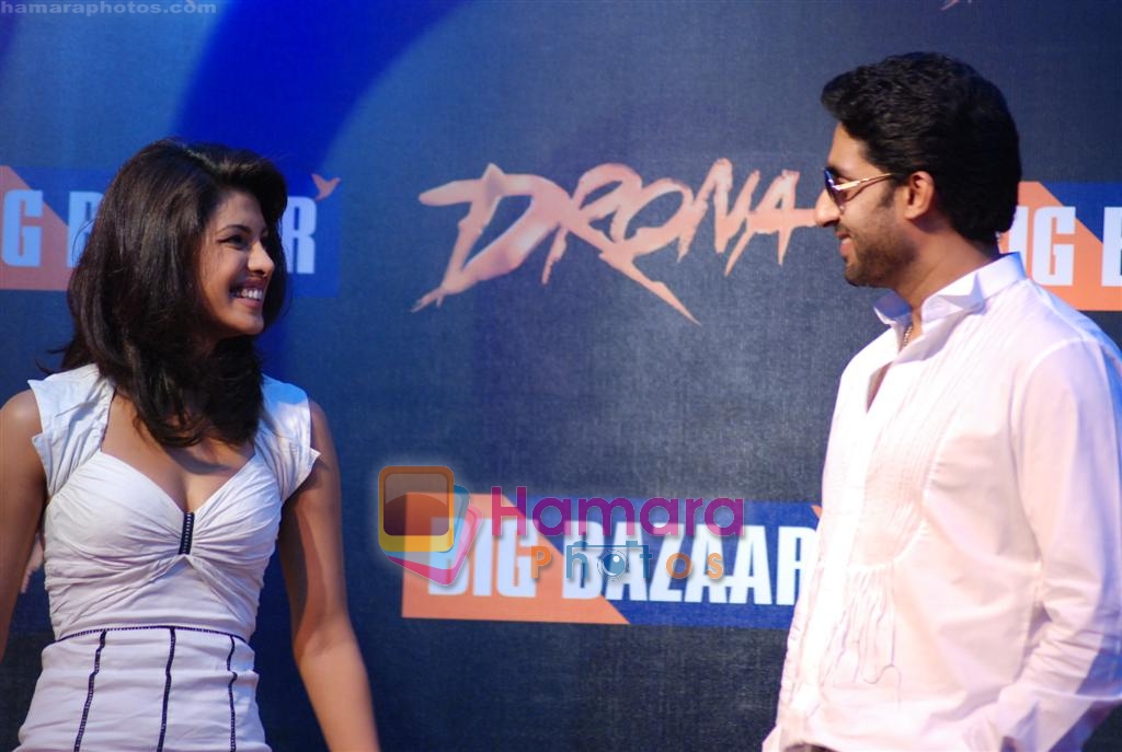 Abhishek Bachchan, Priyanka Chopra at the promotion of Drona in  Phoenix Mills Big Bazaar on 30th September 2008 