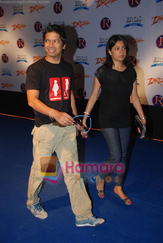 Shaan with wife at Drona Premiere on 1st october 2008 