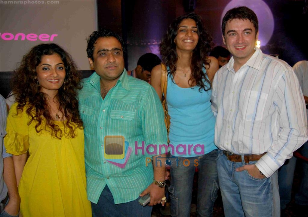 Kunal Ganjawala, Anushka Manchanda, Jugal Hansraj at Yashraj Films Roadside Romeo Party in The Club on 30th September 2008 