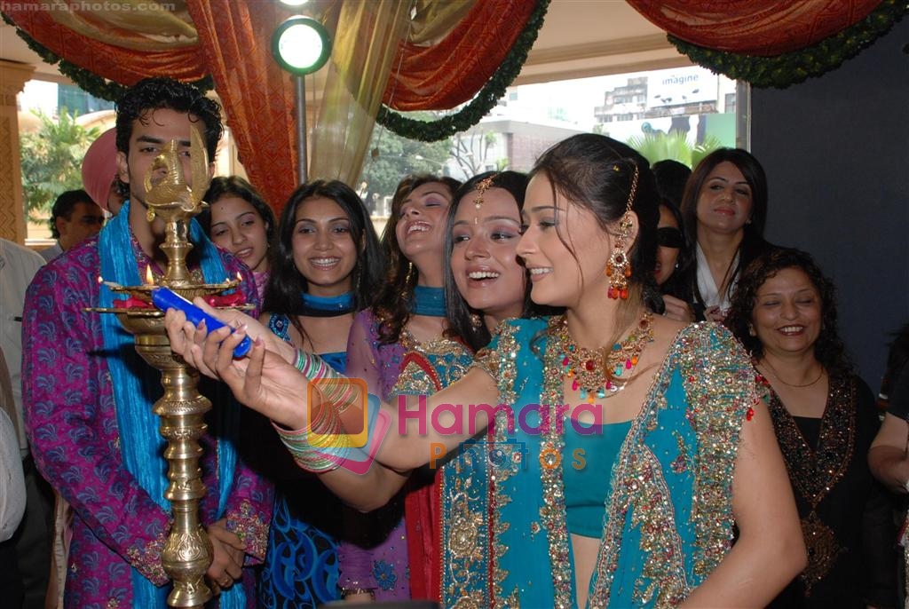 Parul Chauhan, Sara Khan at the Inauguration of Star Parivaar Asia Wedding Fair in J W Mariott on 3rd october 2008 