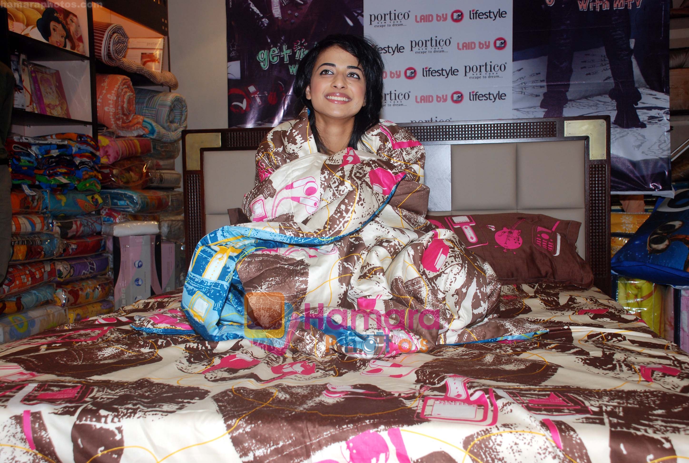 MTV VJ Bani _Gets in the bed_ with its consumers in Lifestyle, Pheonix Mills 