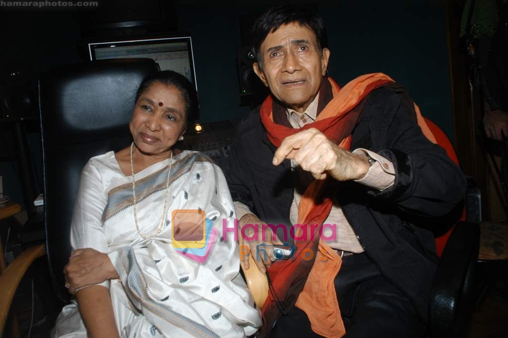 Dev Anand and Asha Bhosle record a song together in Spectral Harmony, Mumbai on 10th October 2008 