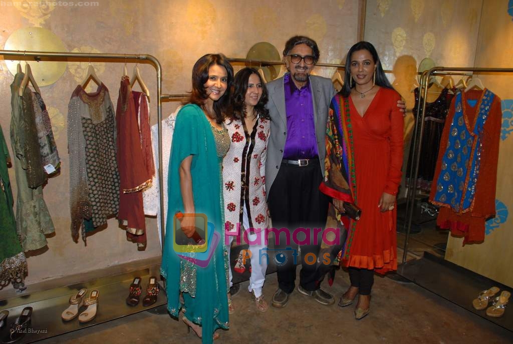Sharon Prabhakar, Priyanka Thakur, Suneeta Menon at Priyanka Thakur show in Atria Mall on 11th october 2008 