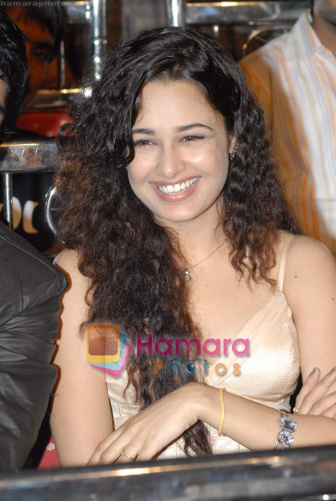 Yuvika Chowdhary at Himesh Reshammiyas live performance in Concert for Karzzz Curtain Raiser in Andheri Sports Complex on 12th october 2008 