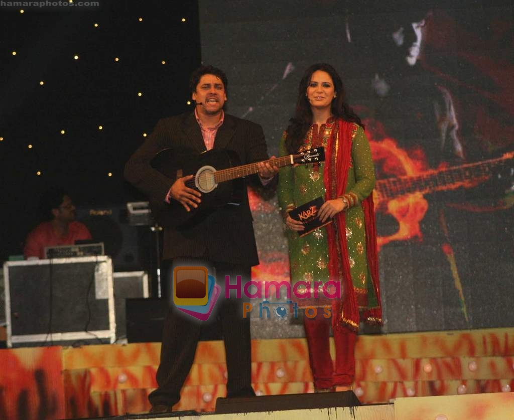 Cyrus Broacha and Mona Singh at Himesh Reshammiyas live performance in Concert for Karzzz Curtain Raiser in Andheri Sports Complex on 12th october 2008 