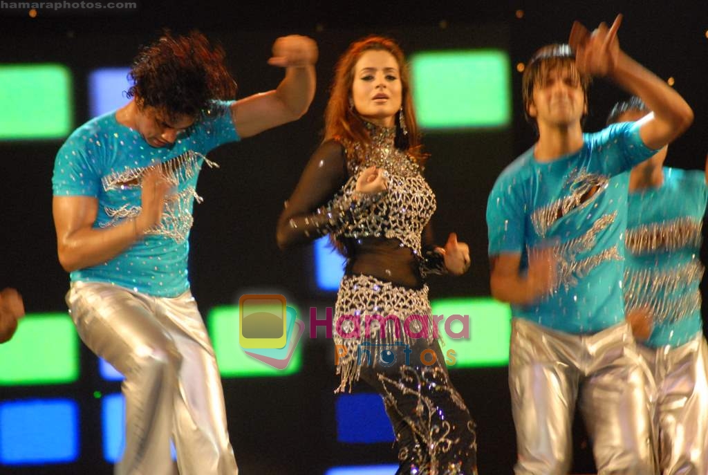 Amisha Patel at Himesh Reshammiyas live performance in Concert for Karzzz Curtain Raiser in Andheri Sports Complex on 12th october 2008 