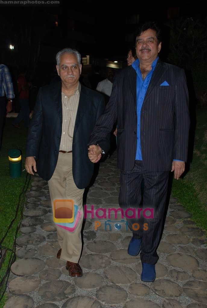 Ramesh Sippy, Shatrughun Sinha at Hollywood Reporter magazine bash in Taj Land's on 14th October 2008 