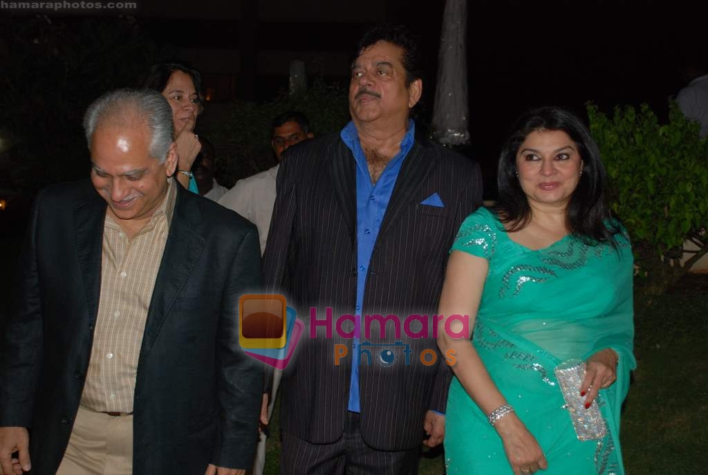 Ramesh Sippy, Shatrughun Sinha, Kiran Juneja at Hollywood Reporter magazine bash in Taj Land's on 14th October 2008 