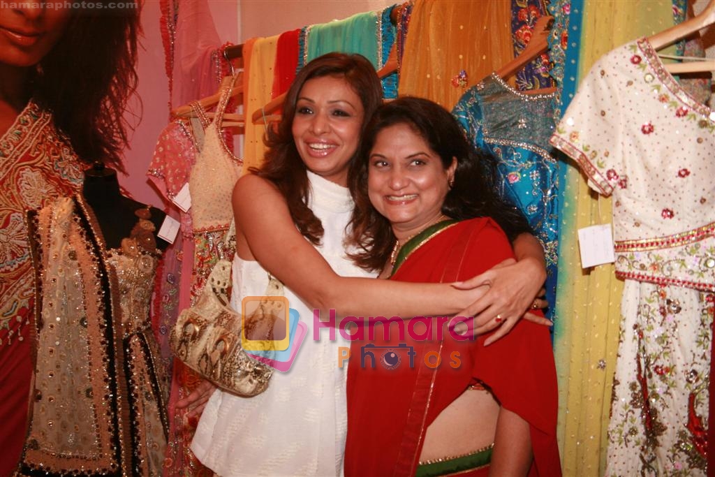Nisha sagar & achla sachdev at the unvieling of Nisha Sagars new collection _Seduction_ at her fashion Studio in Juhu on 20th October 2008