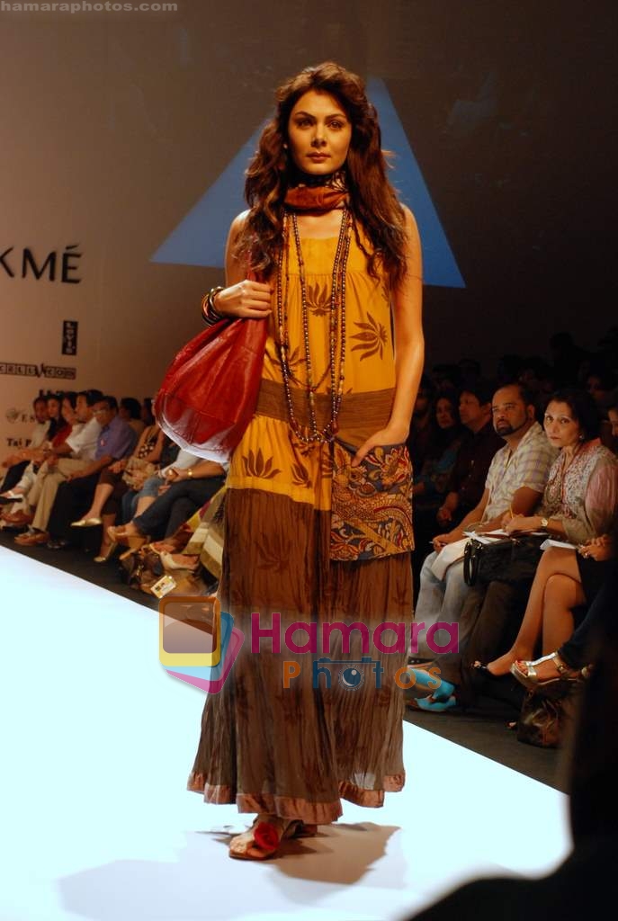 Model walk the ramp for Ashmita Marva, Ruchi Mehta, Sudhir and Tapas Show at Lakme Fashion Week on 20th October 2008 