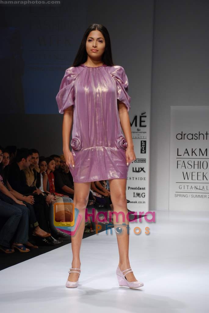 Model walks the ramp for Rishta by Arjun, Drashta Sarvaiya at the Lakme Fashion Week 2008 - Day 2 on 21st October 2008 