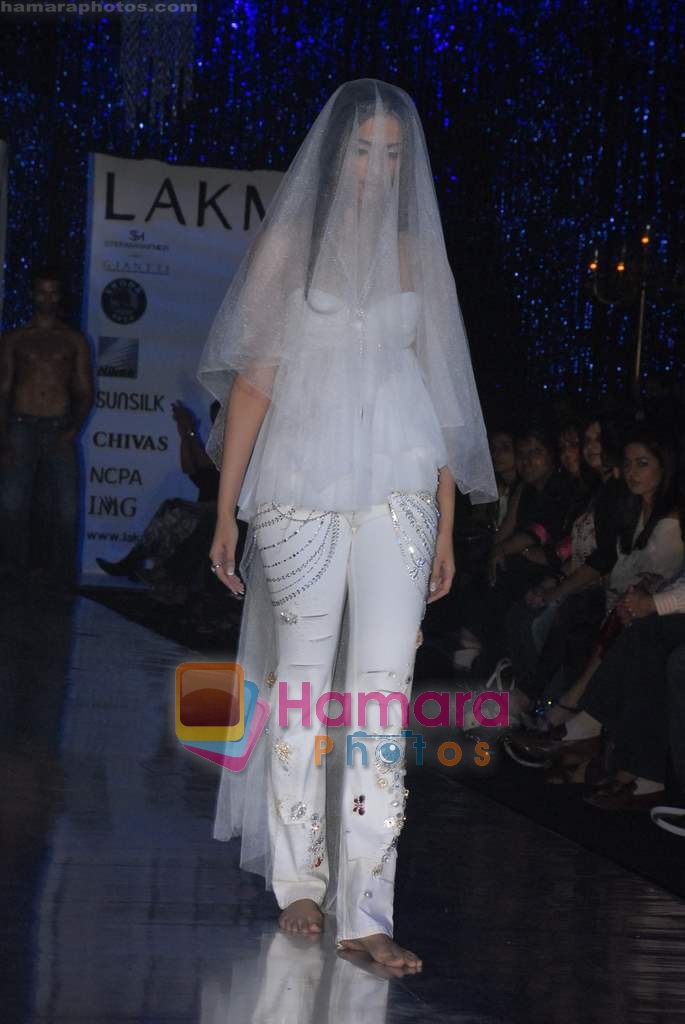 Sonam Kapoor walk the ramp for Tarun Tahiliani's collection at Lakme Fashion Week on 21st October 2008 