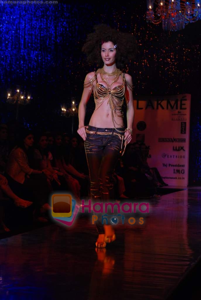 Model walk the ramp for Tarun Tahiliani's collection at Lakme Fashion Week on 21st October 2008 
