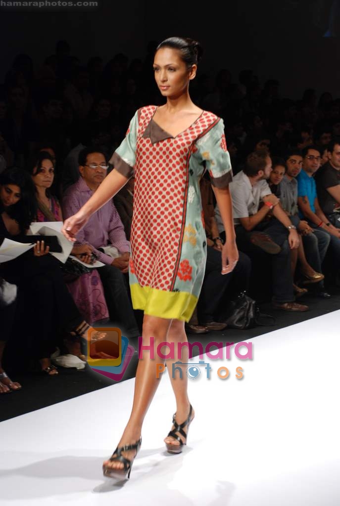 Model walk the ramp for Anand Kabra and Vineet Bahl Show at Lakme Fashion Week- Day 2 on 21st October 2008 