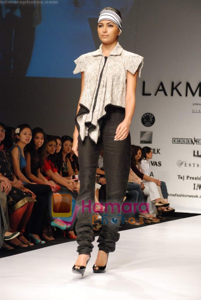 Model walk the ramp for Jyoti Khaitan, Manish Gupta, Pallavi Murdia at Lakme Fashion Week- Day 2 on 21st October 2008 