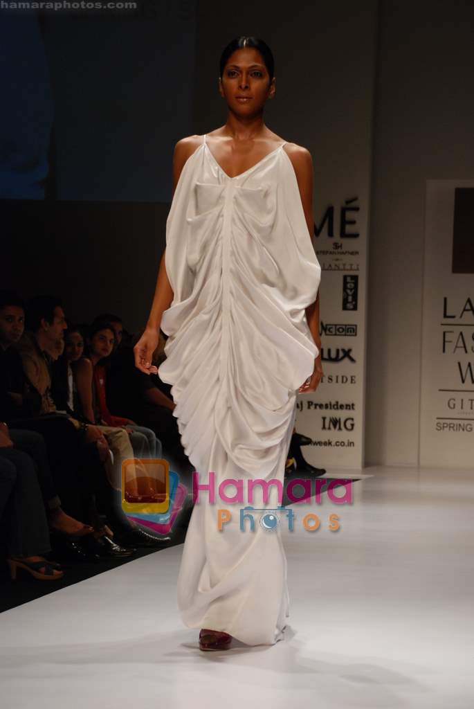 Model walks the ramp for Rishta by Arjun, Drashta Sarvaiya at the Lakme Fashion Week 2008 - Day 2 on 21st October 2008 