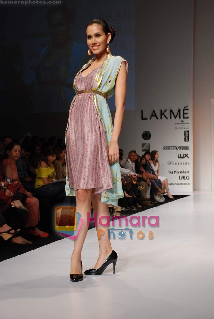 Model walk the ramp for Anupama Dayal Show at Lakme Fashion Week Day 2 on 21st October 2008 