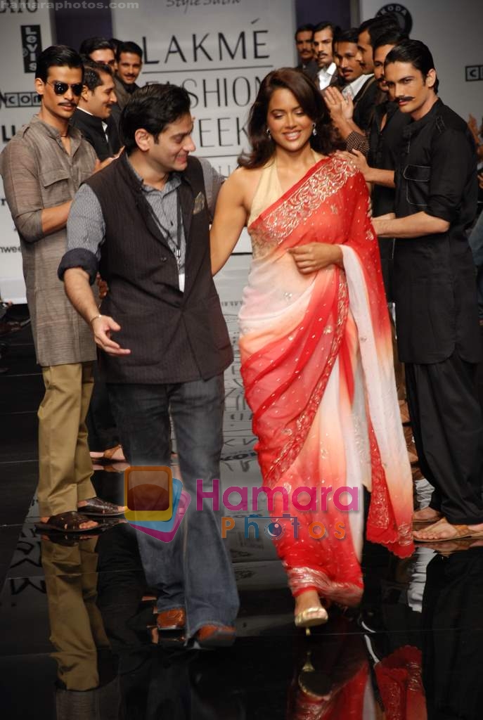 Sameera Reddy walk the ramp for Raghavendra Rathore's Show at Lakme Fashion Week Day 3 on 22nd October 2008 