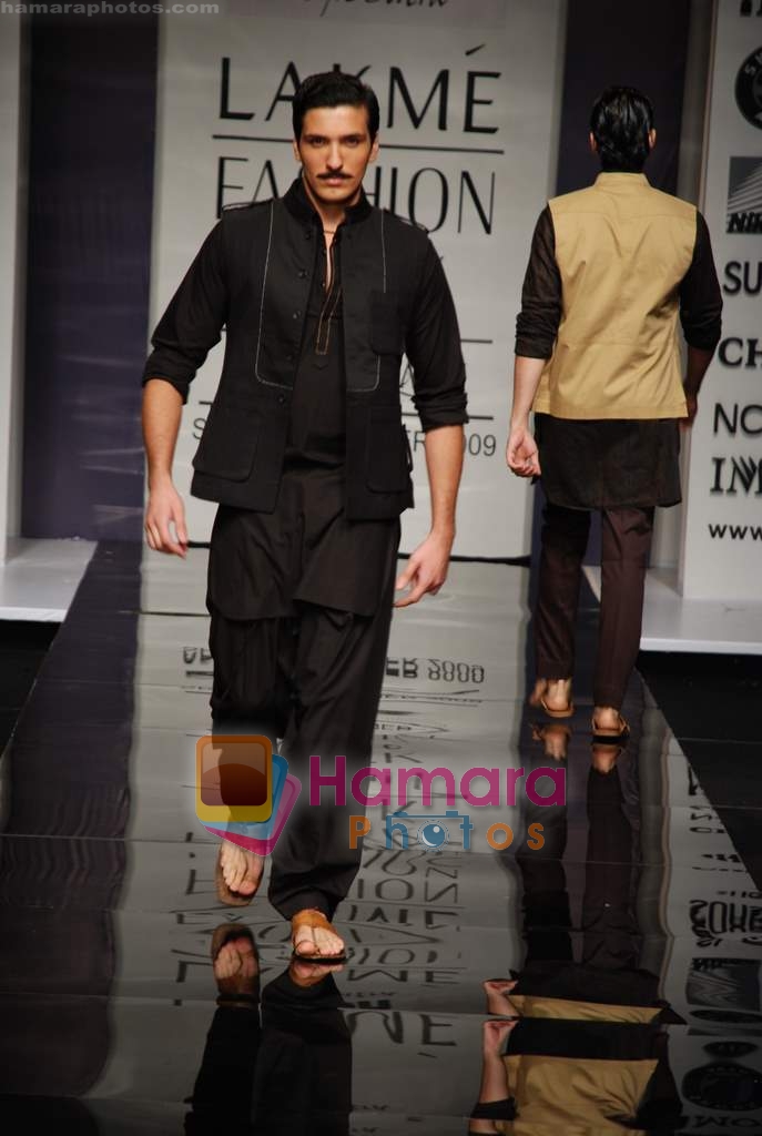 Model walk the ramp for Raghavendra Rathore's Show at Lakme Fashion Week Day 3 on 22nd October 2008 