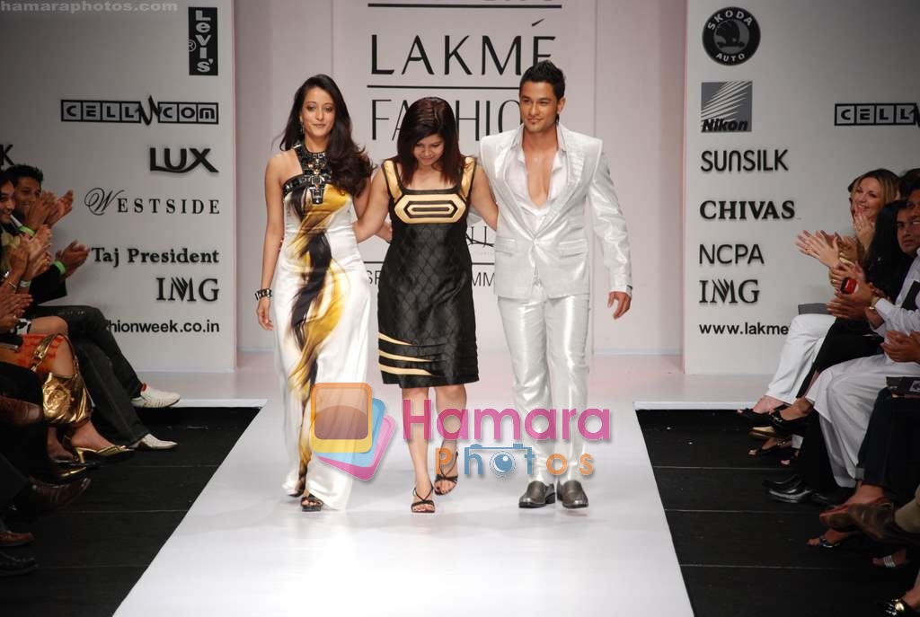 Raima Sen, Kunal Khemu walk the ramp for Arshiya Fakih's Show at Lakme Fashion Week 2008 on 23rd October 2008  
