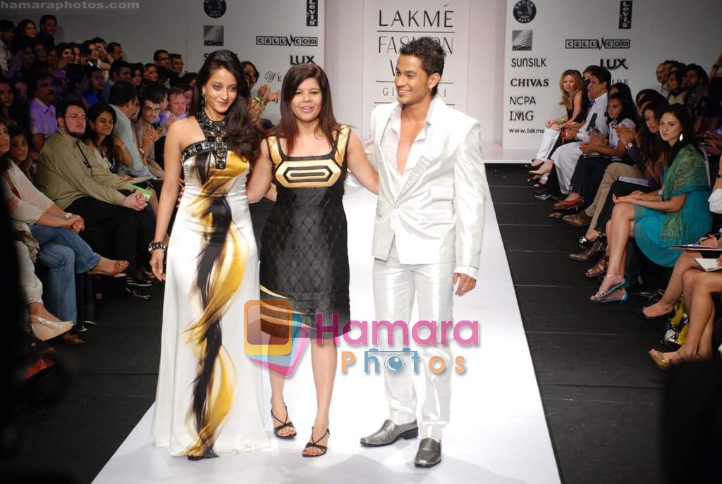 Raima Sen, Kunal Khemu walk the ramp for Arshiya Fakih's Show at Lakme Fashion Week 2008 on 23rd October 2008  