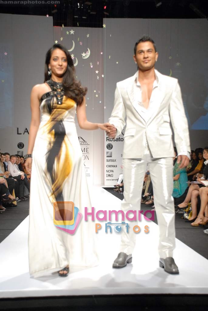 Kunal Khemu, Raima Sen walk the ramp for Arshiya Fakih's Show at Lakme Fashion Week 2008 on 23rd October 2008  