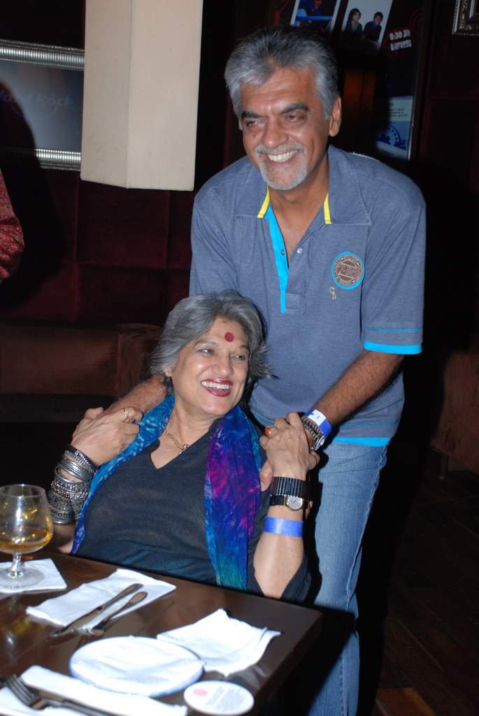 raju with dolly Thakore at Pinktober 2008 in Hard Rock Cafe Mumbai on 31st October 2008