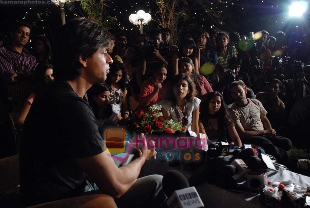Shahrukh Khans birthday at Mannat celebrated by media on 2nd November 2008 