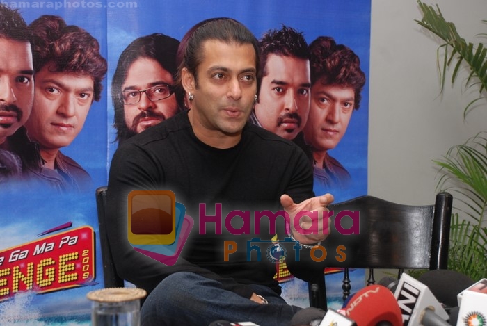 Salman Khan on the sets of Sa Re Ga Ma in Famous on 3rd November 2008 