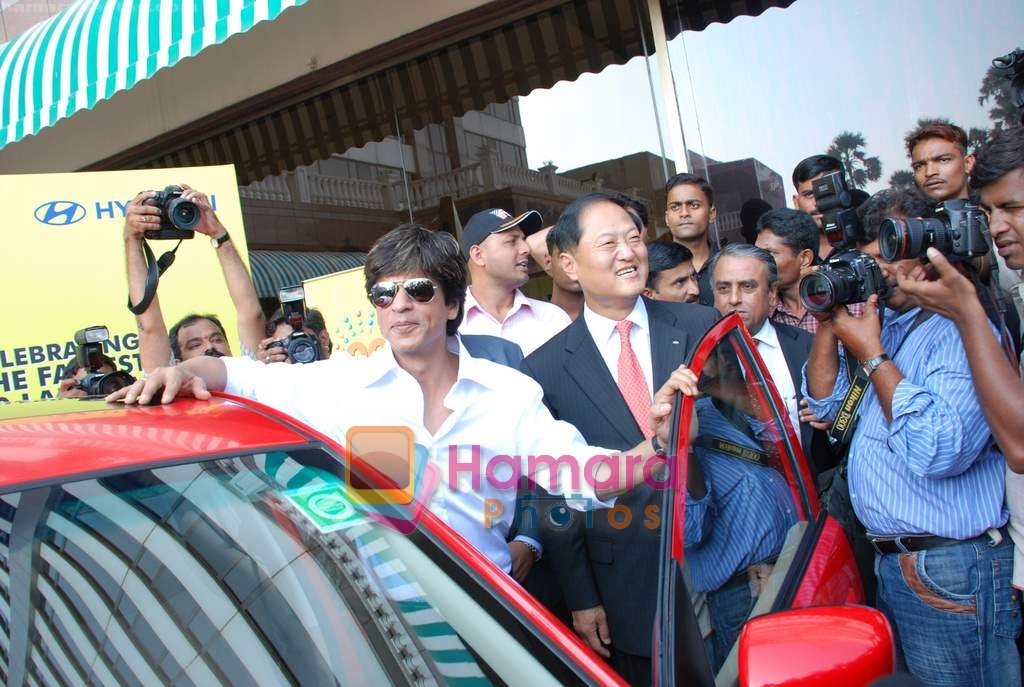 Shahrukh Khan at Hyundai Car event to celebrate sale of 20 lakh cars in Taj Land's End on 13th November 2008 