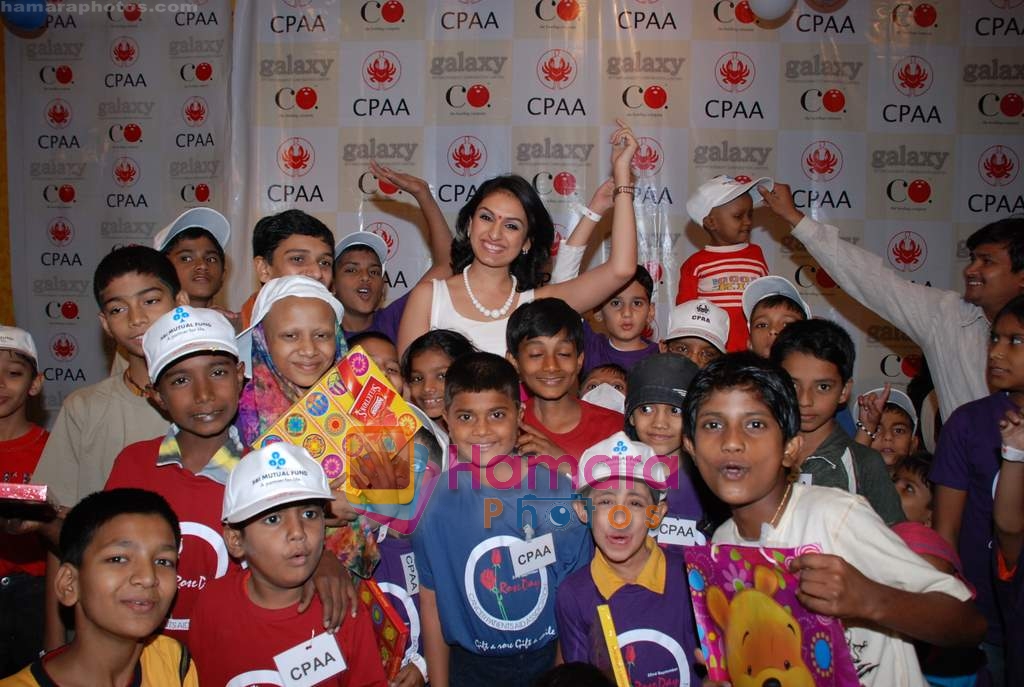Akriti Kakkar celebrate Children's Day with cancer affected kids in Phoenix Mills on 13th November 2008 