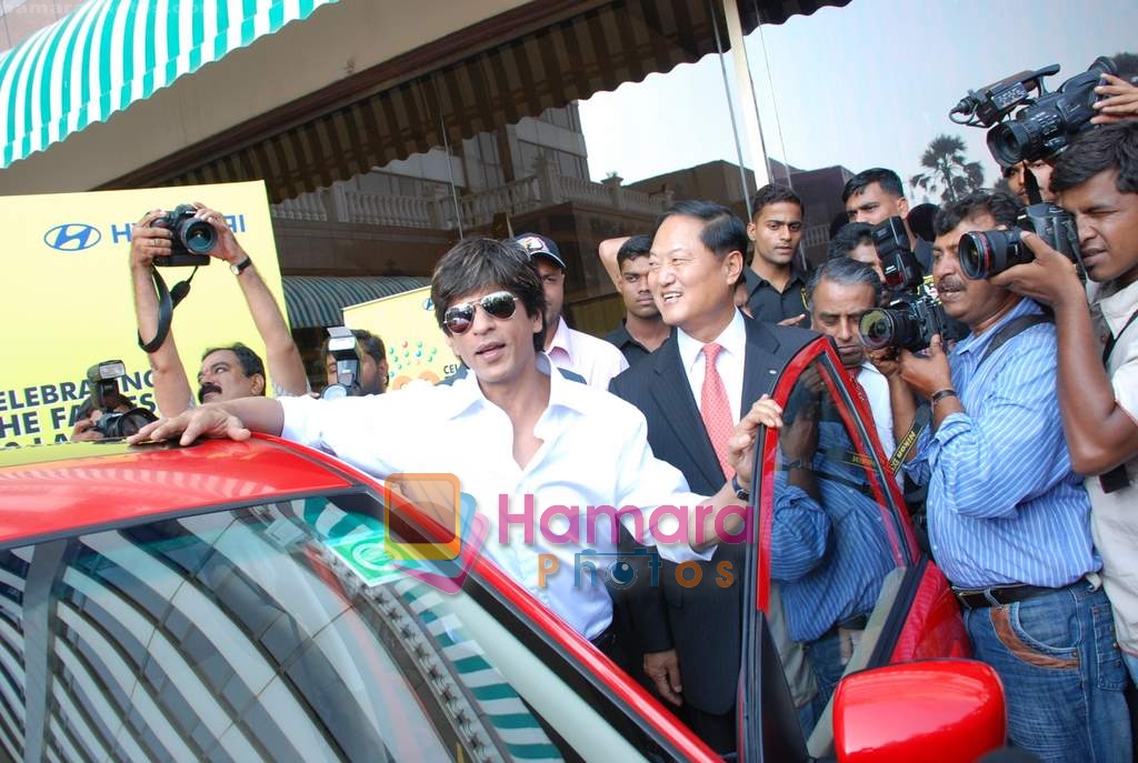 Shahrukh Khan at Hyundai Car event to celebrate sale of 20 lakh cars in Taj Land's End on 13th November 2008 