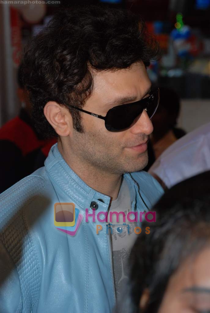 Shiney Ahuja celebrate Children's Day with cancer affected kids in Phoenix Mills on 13th November 2008 