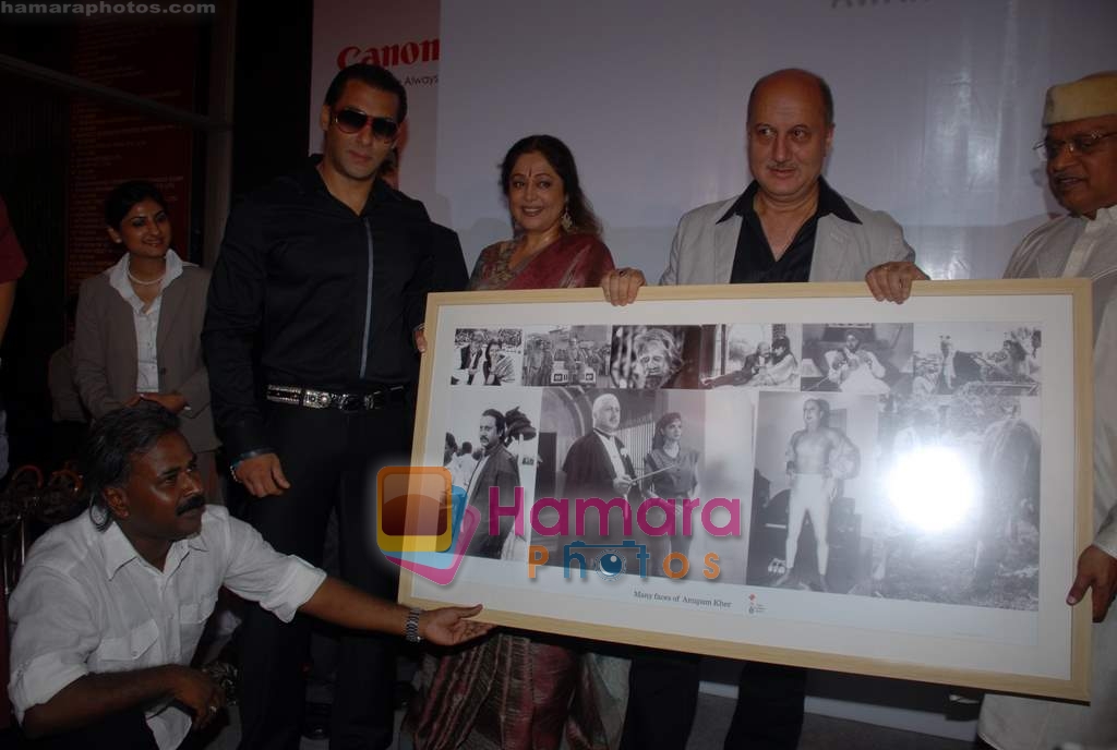 Salman Khan, Kirron Kher, Anupam Kher at Ramnath Goenka Indian Express photo award in Express Towers on 14th November 2008 