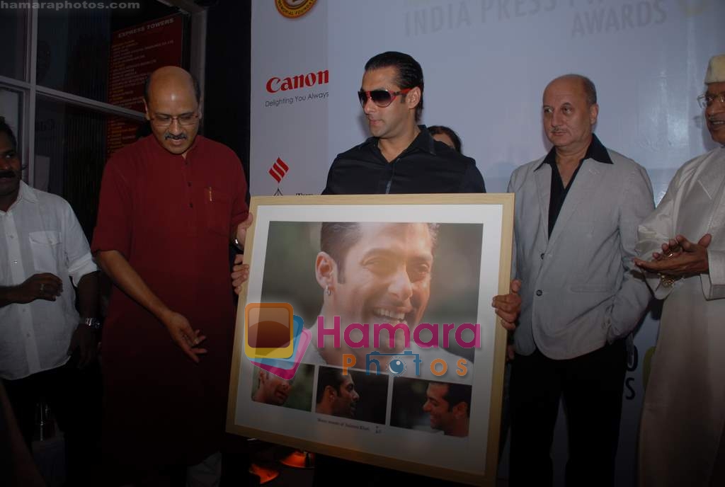 Salman Khan, Anupam Kher at Ramnath Goenka Indian Express photo award in Express Towers on 14th November 2008