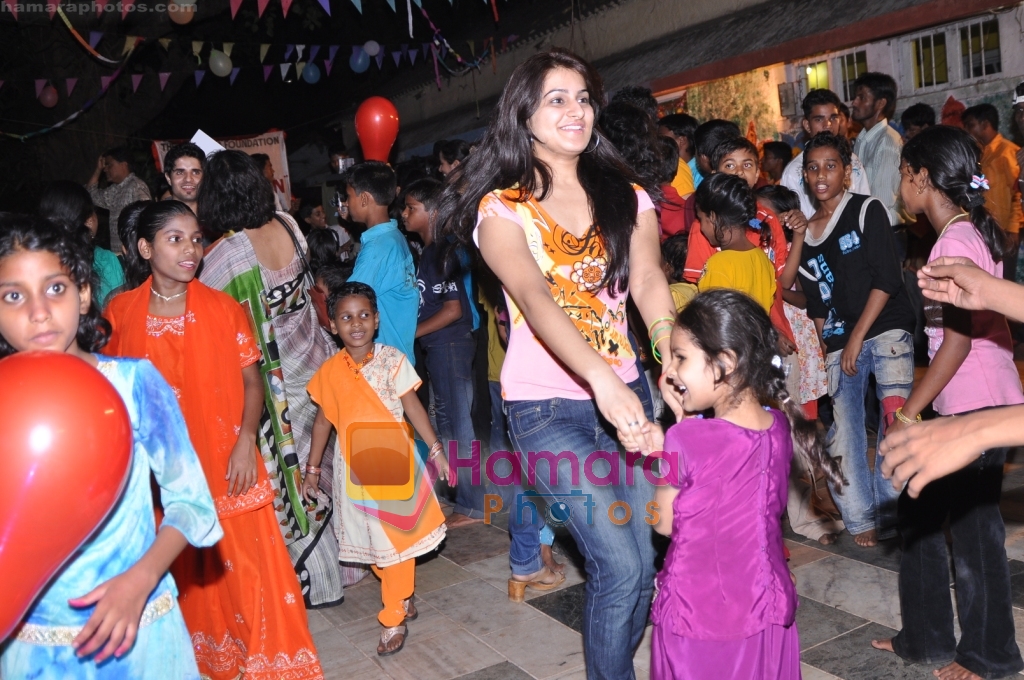 Priyanka with Contestants of Indian Idol 4 participate in the Teach India initiative on 18th November 2008