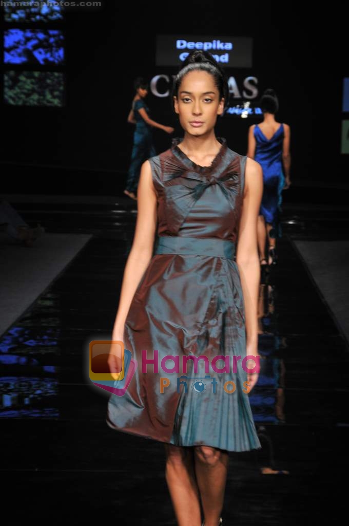 Model wallk the ramp for Deepika Govind at Chivas Fashion tour in Delhi on 19th November 2008