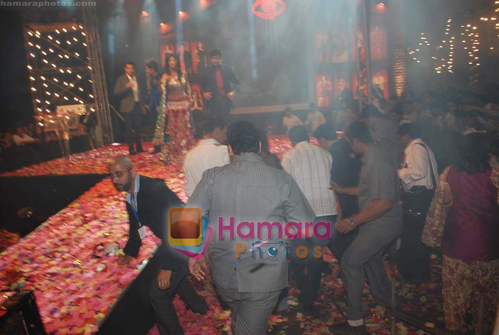 Ashutosh Kaushik, Akshay Kumar, Shilpa Shetty, Raja Chaudhary, Rahul Mahajan at the Grand Finale of Big Boss 2 on 22nd November 2008~0