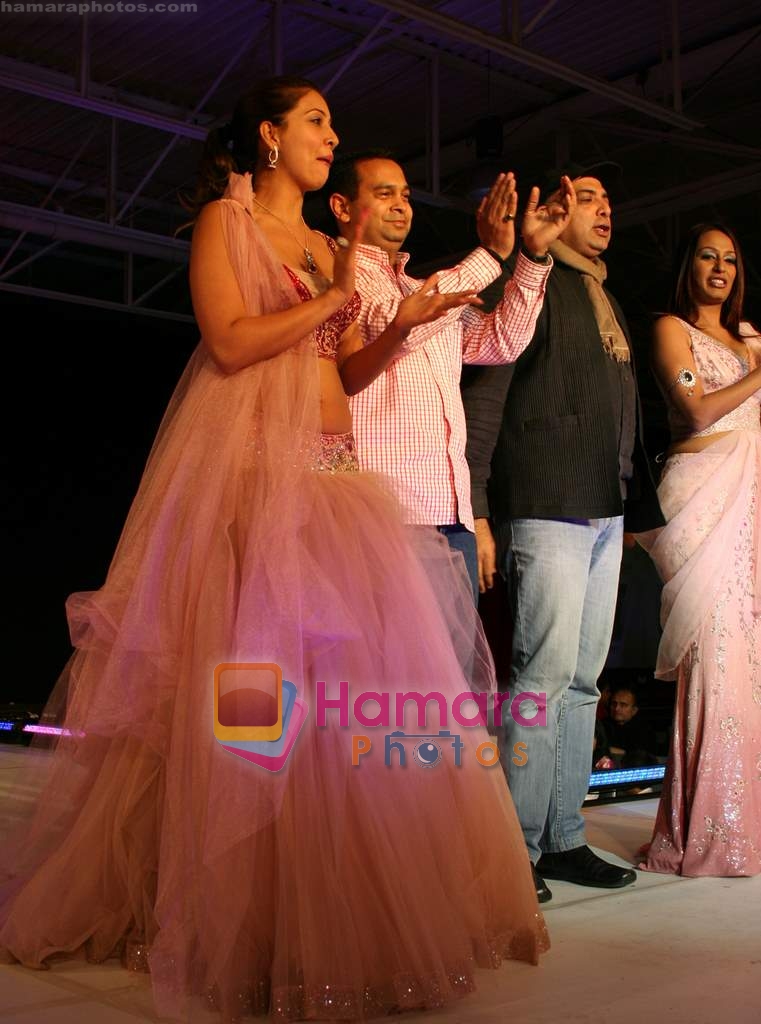 Kim Sharma, Kashmira Shah, Tarun Tahiliani, Ajaay Modi at the Bollwood Fashion Event of Masala Weedings on 23rd November 2008 