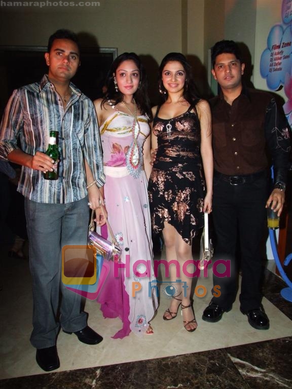 Vishal with Khushali and Divya with Bhushan Kumar at MTV Immies bash on 28th November 2008
