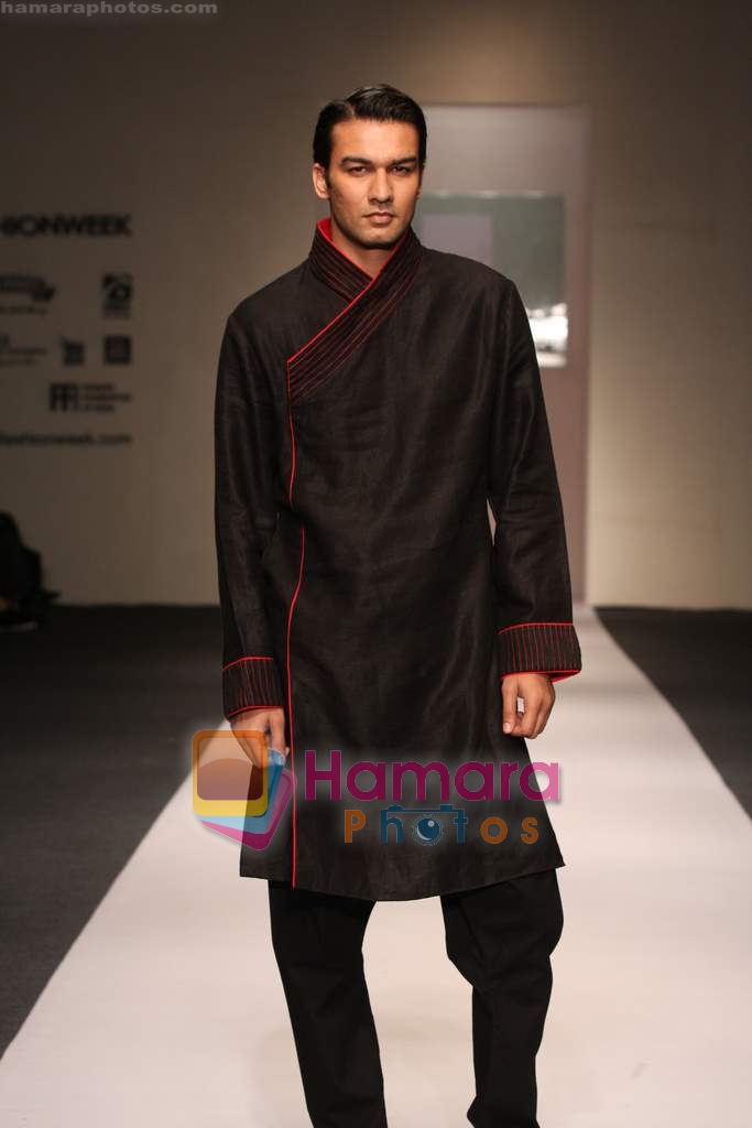 Model walk the ramp for Rajvi Mohan at Delhi Fashion Week on 3rd December 2008 