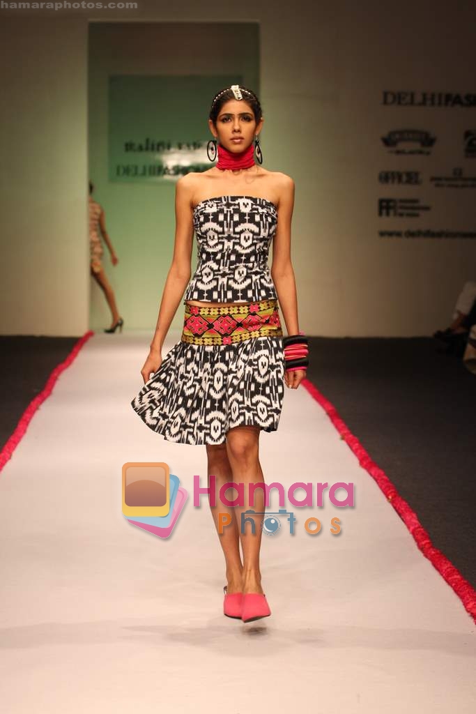 Model walk the ramp for Malini Ramani at Delhi Fashion Week on 3rd December 2008 