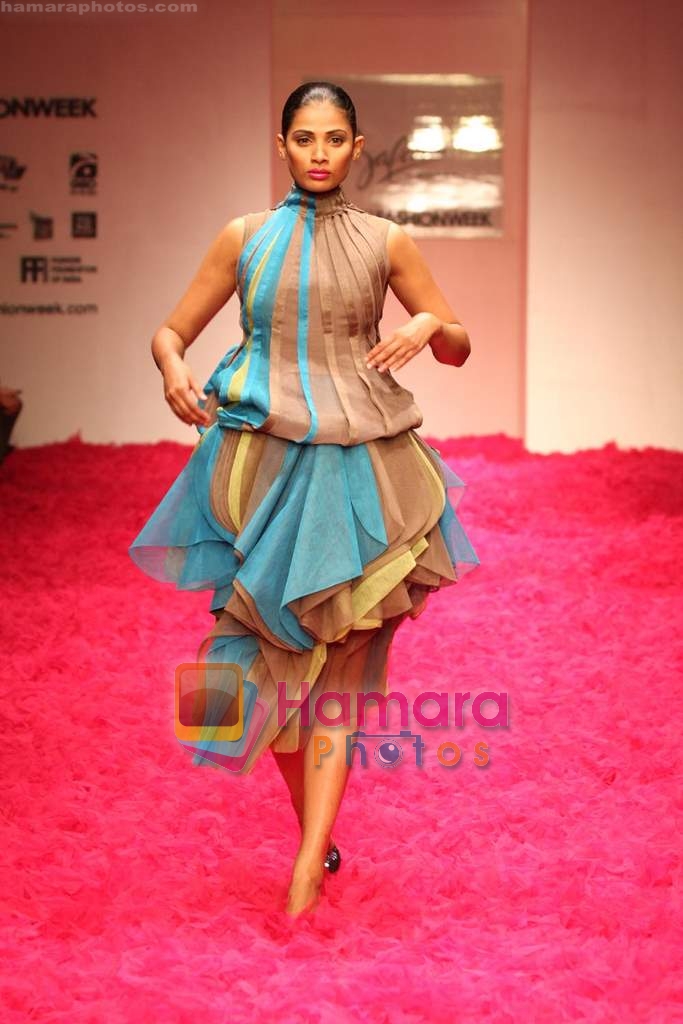 Model walk the ramp for Rohit Bal at Delhi Fashion Week on 3rd December 2008 