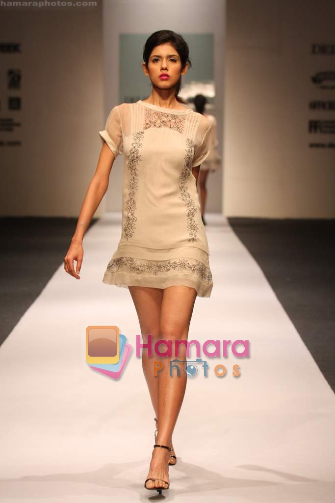 Model walk the ramp for Vineet Bahi at Delhi Fashion Week on 3rd December 2008 