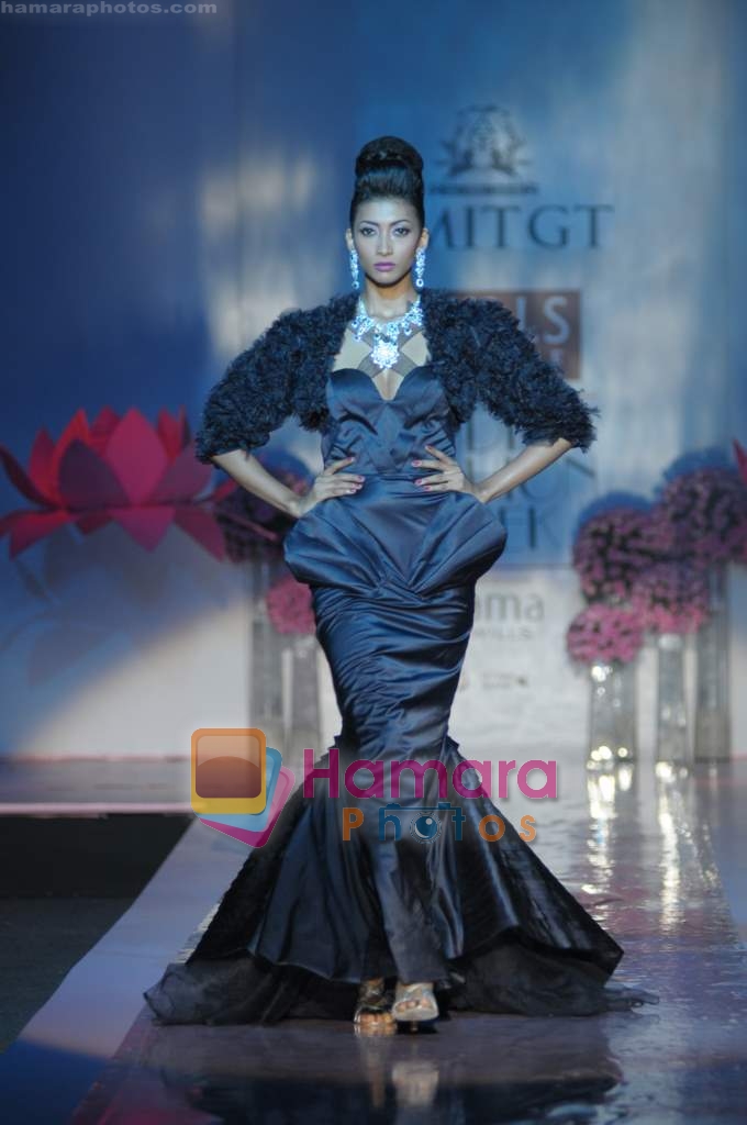 Models showcasing designs of Amit GT on Oct 19, 2008