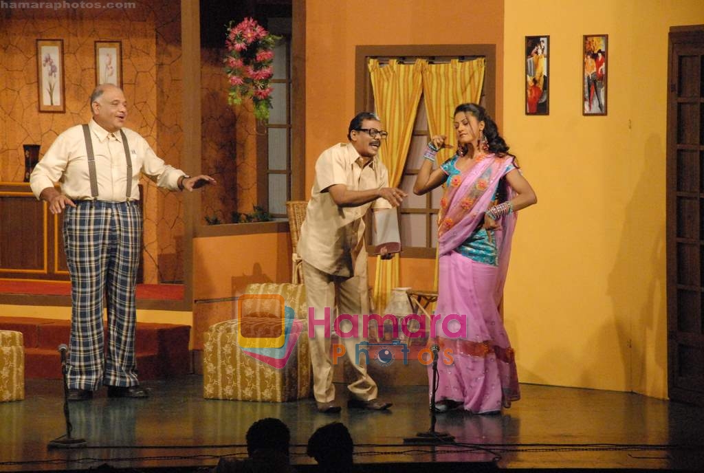 Nigaar Z Khan at Mr and Mrs Karan Johar play premiere in Rang Sharda on 7th December 2008 