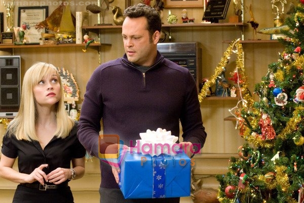 Vince Vaughn, Reese Witherspoon  in still from the movie Four Christmases
