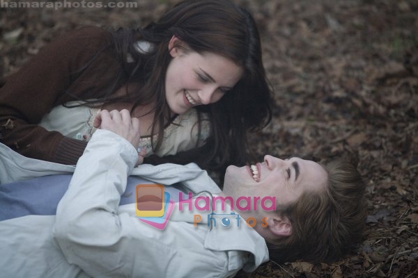 Kristen Stewart, Robert Pattinson in still from the movie Twilight