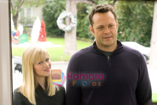 Vince Vaughn, Reese Witherspoon  in still from the movie Four Christmases