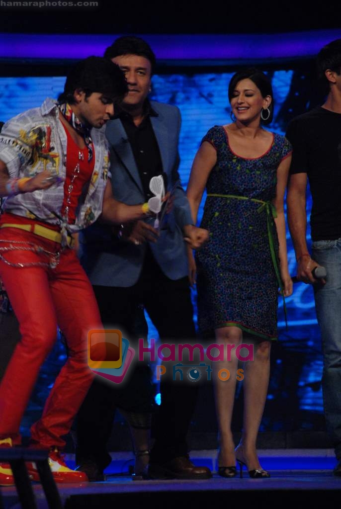 Hussain, Anu Malik, Sonali Bendre on the sets of Indian Idol 4 in RK Studios on 13th December 2008 